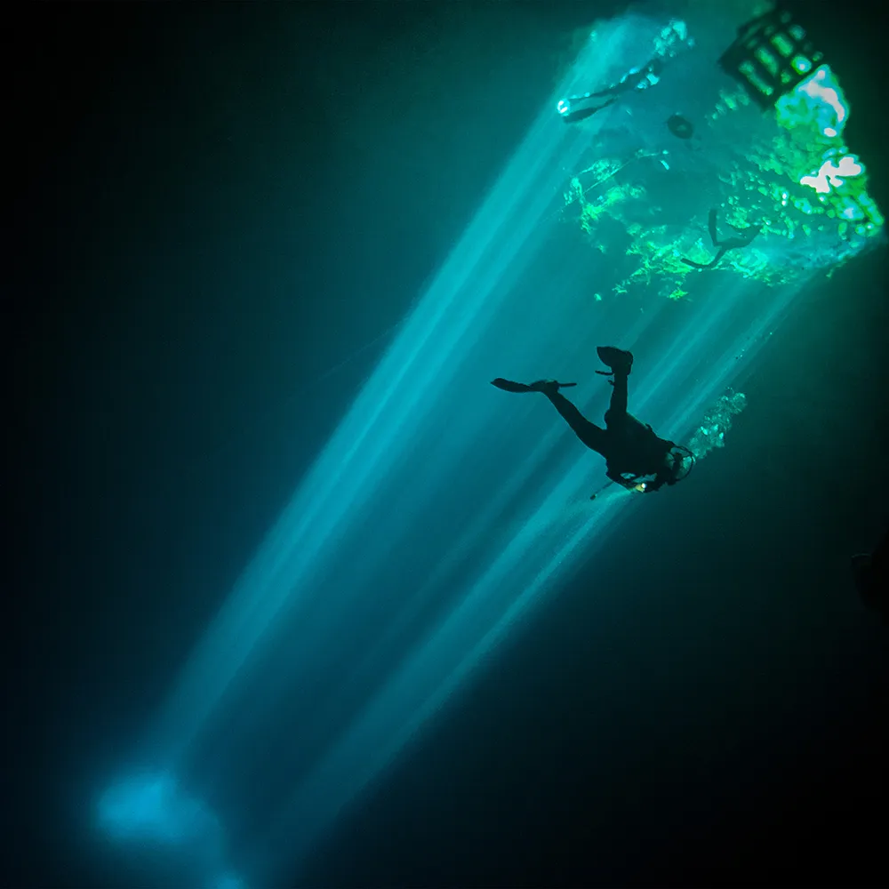 diver in the light of maravilla cenote diving plongée cenote mexique