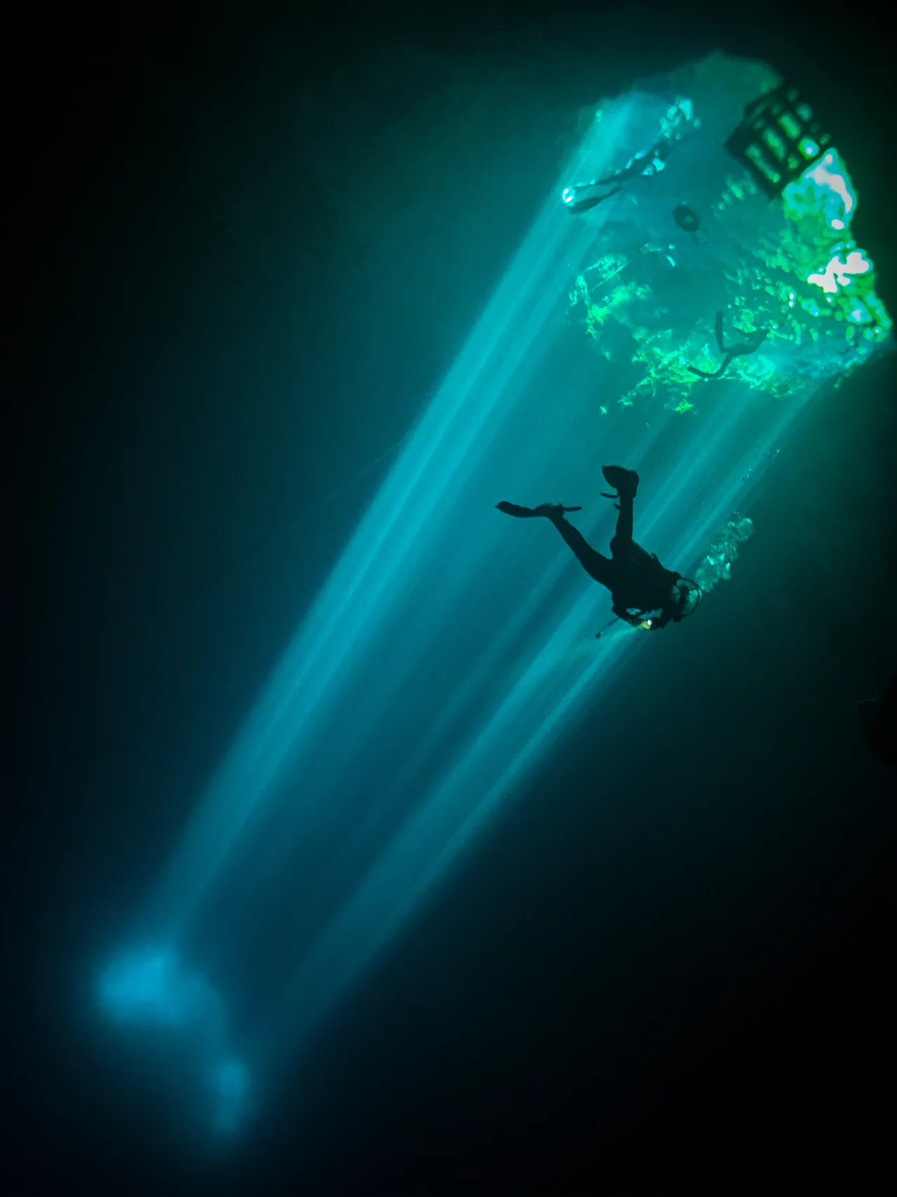 Faisceau de lumière traversant le cenote Maravilla au Mexique